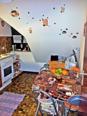 Küche-Essplatz - Zur Kapitalanlage: Kleines Stadtappartement nähe Schulzentrum Geretsried – keine Käuferprovision