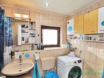 Bad mit Wanne - 4-5 Zimmer Familienwohnung mit Garten