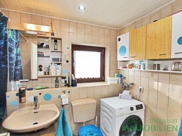 Bad mit Wanne - 4-5 Zimmer Familienwohnung mit Garten