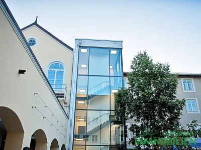 Glaswufgang mit Aufzug