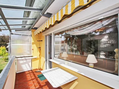 Sonnige 2-Zimmer-Wohnung mit Glasdach-Balkon, 82538 Geretsried, Wohnung